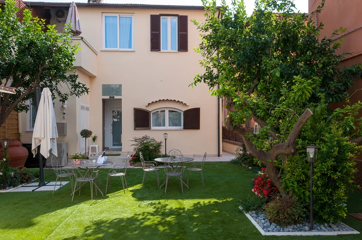 Giardino condiviso e facciata degli appartamenti Twins di Quiet Home Terracina