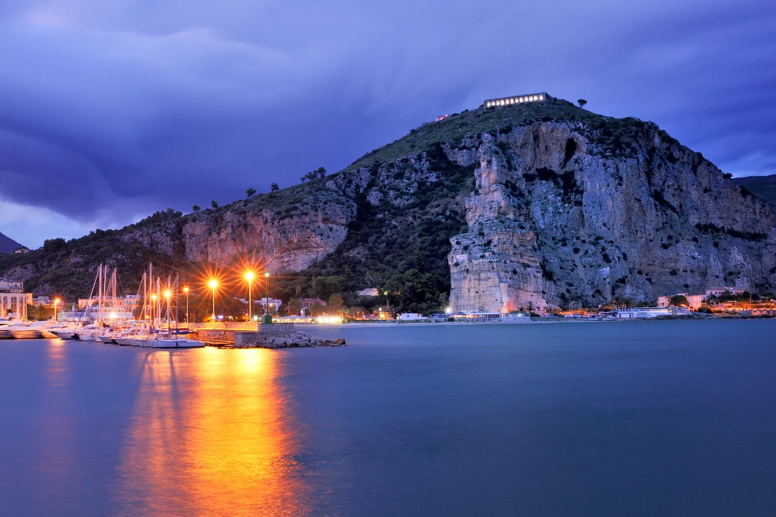Il porto di Terracina sul far della sera